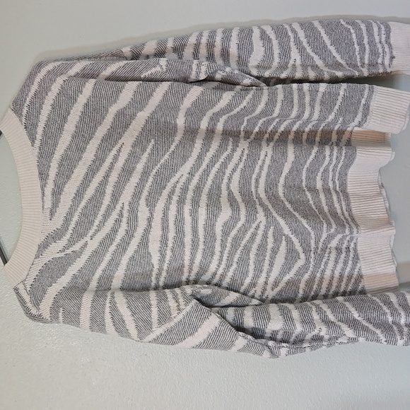 Banana Republic Gray Animal Print Sweater Size Medium - Picture 2 of 5